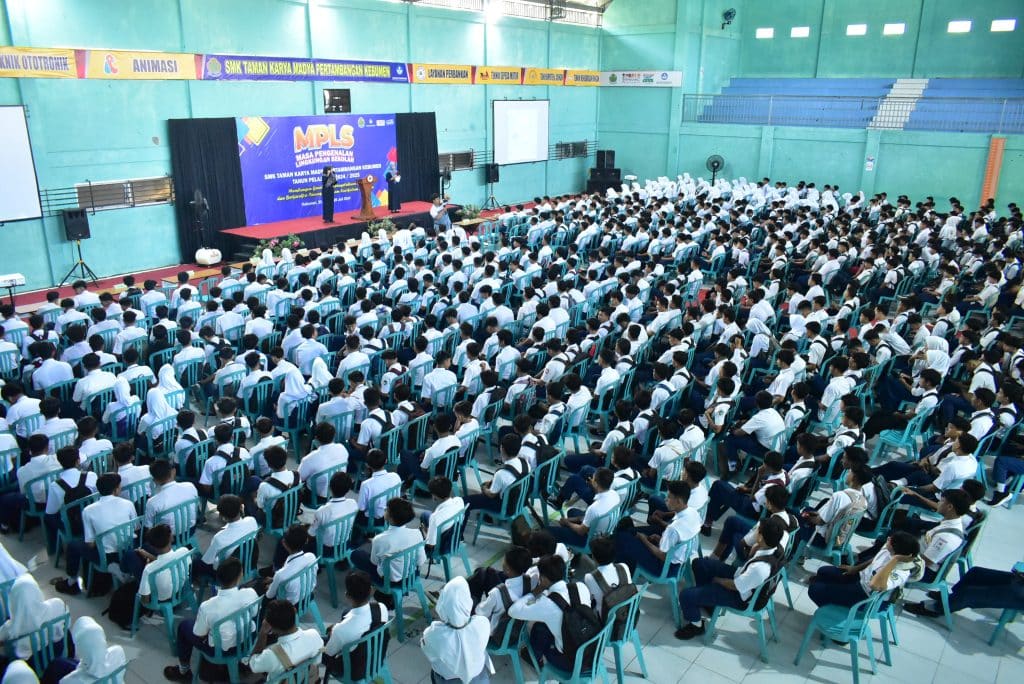 Ratusan siswa SMK TKM Pertambangan Kebumen berkumpul di aula sekolah